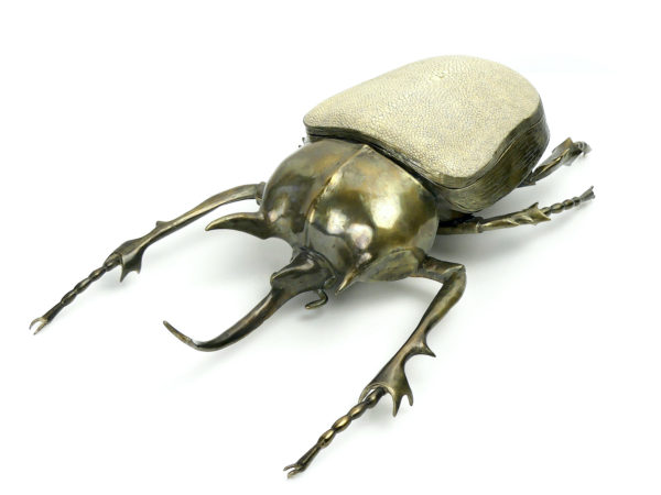 Scarabée rhinocéros en laiton coulé et cuir de galuchat (3/4)