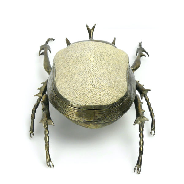 Scarabée rhinocéros en laiton coulé et cuir de galuchat (dos)