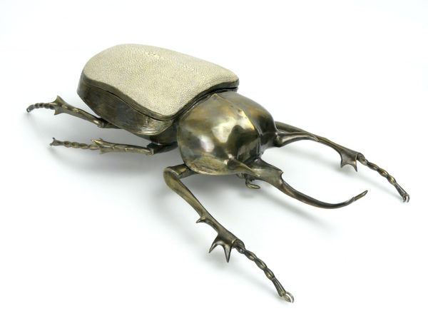 Scarabée rhinocéros en laiton coulé et cuir de galuchat (3/4)