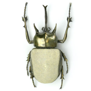 Scarabée rhinocéros en laiton coulé et cuir de galuchat (dessus)