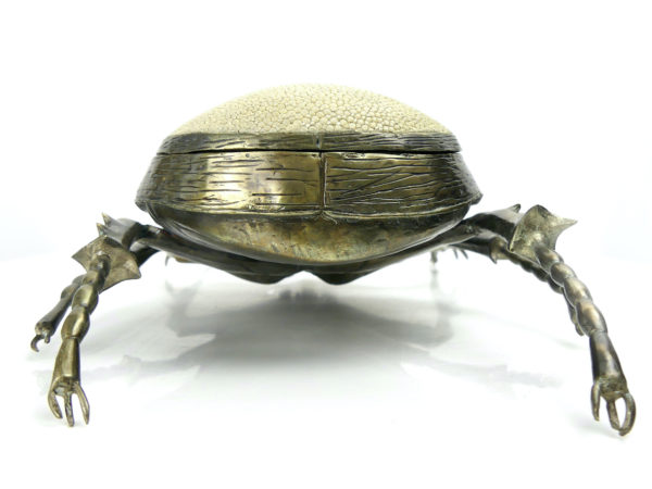 Scarabée rhinocéros en laiton coulé et cuir de galuchat (derrière)