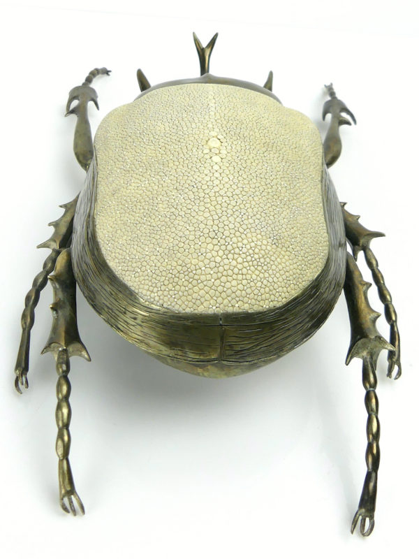 Scarabée rhinocéros en laiton coulé et cuir de galuchat (dos)