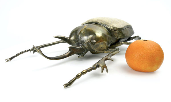 Scarabée rhinocéros en laiton coulé et cuir de galuchat (clémentine)