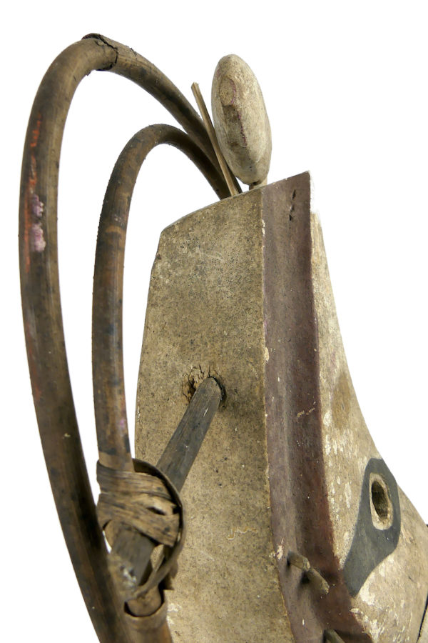 Masque esprit au poisson masqué Yupik sur pied (détail)