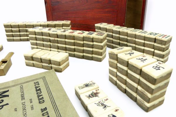 Jeu de Mahjong chinois ancien en bambou et os dans son coffre en bois (détail)