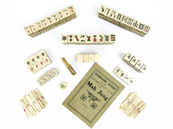 Jeu de Mahjong chinois ancien en bambou et os dans son coffre en bois (dessus)
