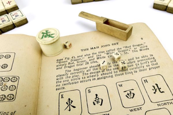 Jeu de Mahjong chinois ancien en bambou et os dans son coffre en bois (détail)