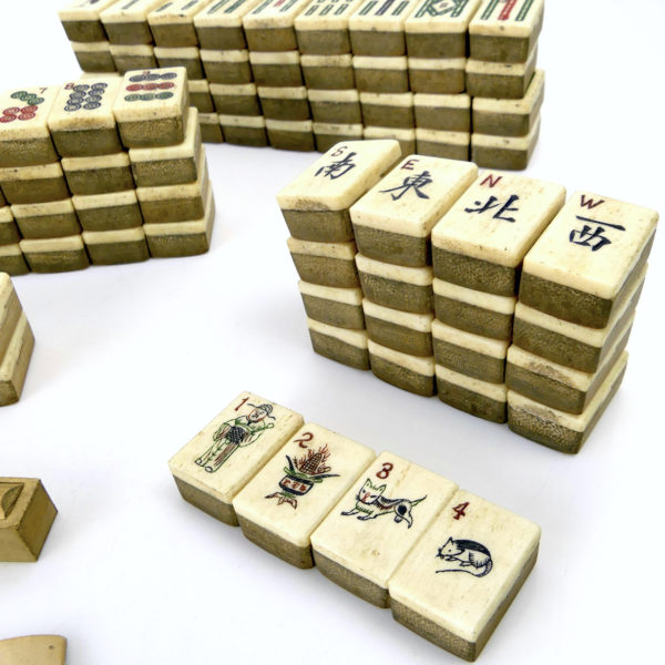 Jeu de Mahjong chinois ancien en bambou et os dans son coffre en bois (détail)