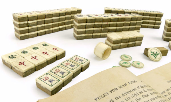 Jeu de Mahjong chinois ancien en bambou et os dans son coffre en bois (détail)