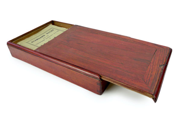 Jeu de Mahjong chinois ancien en bambou et os dans son coffre en bois (coffre)