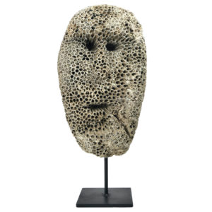 Grand masque d’ancêtre Atoni en corail fossilisé sur pied (face)