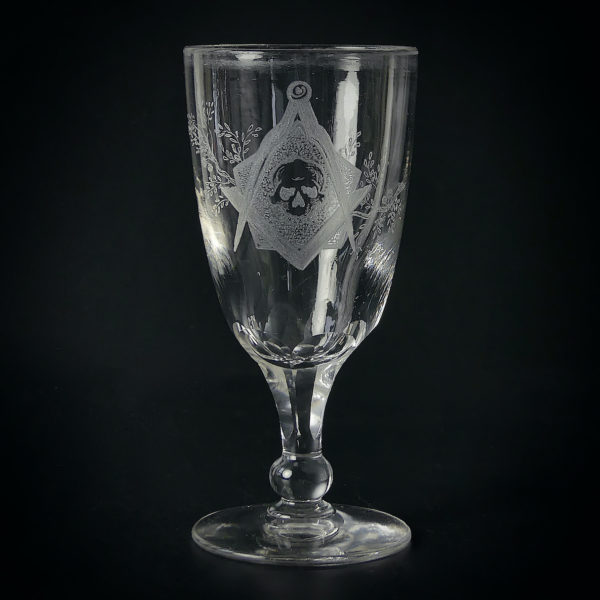 Verre à pied maçonnique ancien en cristal gravé XXe siècle (face)