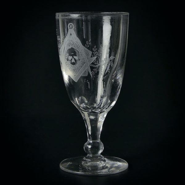 Verre à pied maçonnique ancien en cristal gravé XXe siècle (3/4)