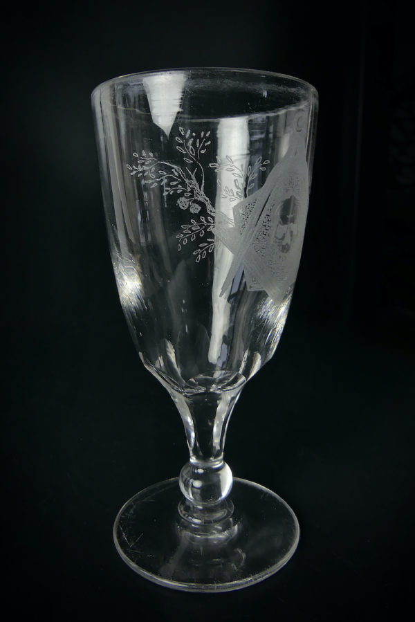 Verre à pied maçonnique ancien en cristal gravé XXe siècle (3/4)