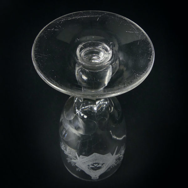 Verre à pied maçonnique ancien en cristal gravé XXe siècle (dessous)