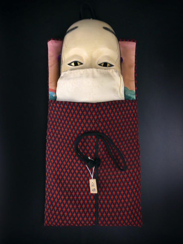Masque Deigan signé femme aux yeux dorés Théâtre nô Ère Shōwa (sac)