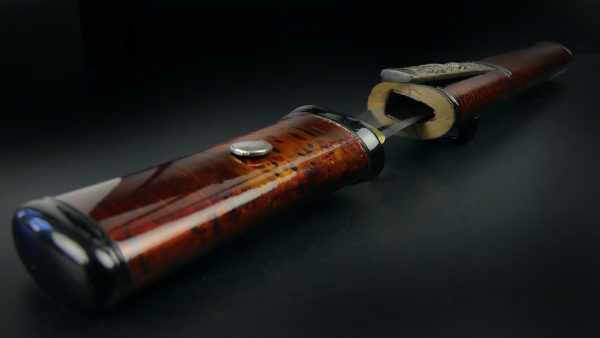 Aiguchi laqué rouge avec kozuka Tantō de samouraï Période Muromachi (dessus 3/4)