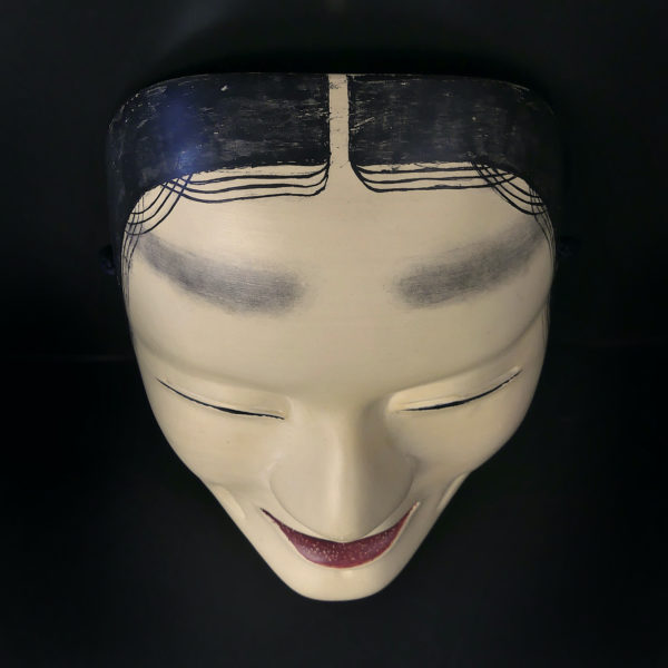 Masque Fukai femme triste aux 3 fossettes Théâtre nô Shōwa (dessus)