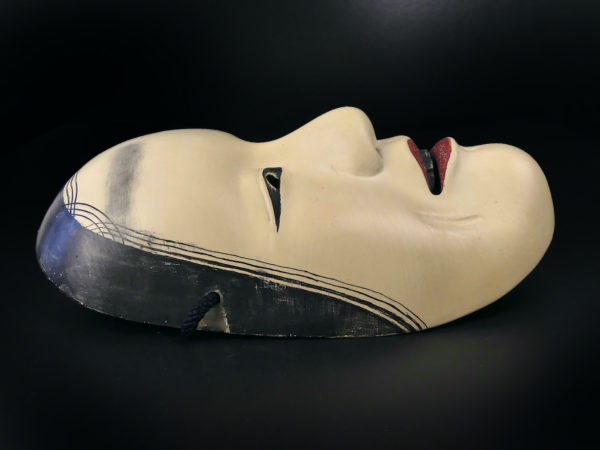 Masque Fukai femme triste aux 3 fossettes Théâtre nô Shōwa (profil)