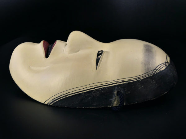 Masque Fukai femme triste aux 3 fossettes Théâtre nô Shōwa (profil)