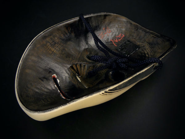 Masque Fukai femme triste aux 3 fossettes Théâtre nô Shōwa (dos 3/4)