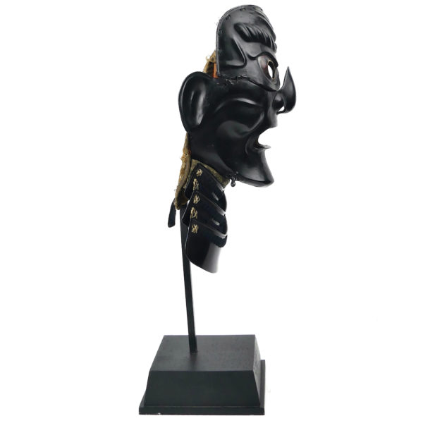 Somen de samouraï antique Edo XVIIIe en fer laqué noir et or sur socle (profil)