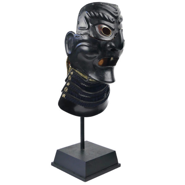 Somen de samouraï antique Edo XVIIIe en fer laqué noir et or sur socle (3/4)