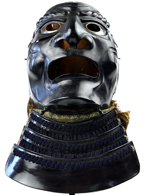 Somen de samouraï antique Edo XVIIIe en fer laqué noir et or sur socle (dessous)