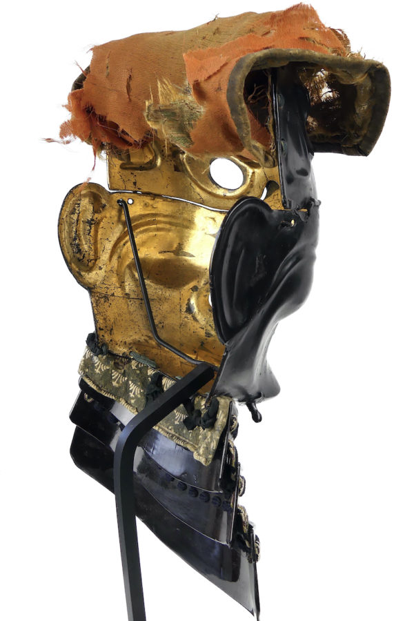 Somen de samouraï antique Edo XVIIIe en fer laqué noir et or sur socle (3/4 dos)