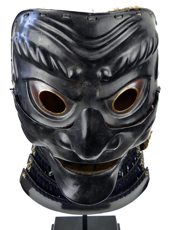 Somen de samouraï antique Edo XVIIIe en fer laqué noir et or sur socle (dessus)