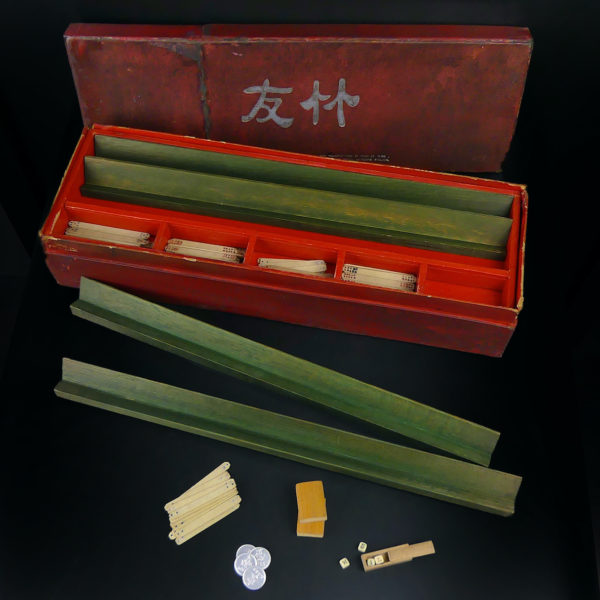 Jeu de Mahjong chinois en bambou dans sa boîte en carton rouge (dessus 3/4)