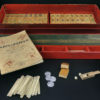 Jeu de Mahjong chinois en bambou dans sa boîte en carton rouge (face 3/4)