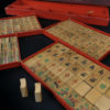 Jeu de Mahjong chinois en bambou dans sa boîte en carton rouge (détail)