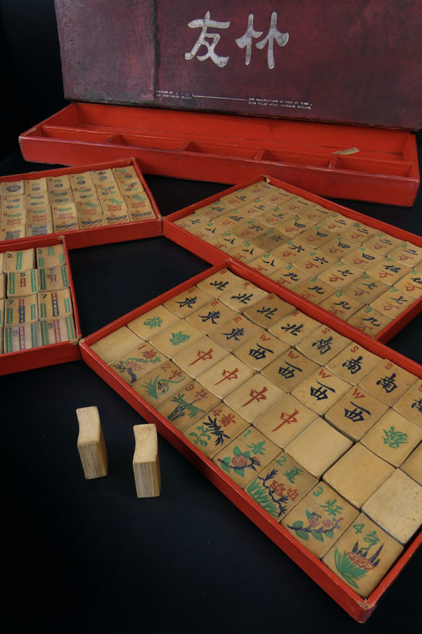 Jeu de Mahjong chinois en bambou dans sa boîte en carton rouge (détail)
