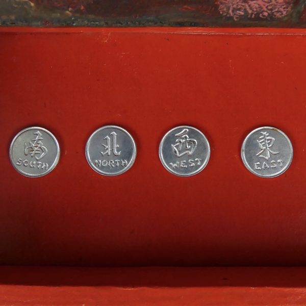 Jeu de Mahjong chinois en bambou dans sa boîte en carton rouge (détail)