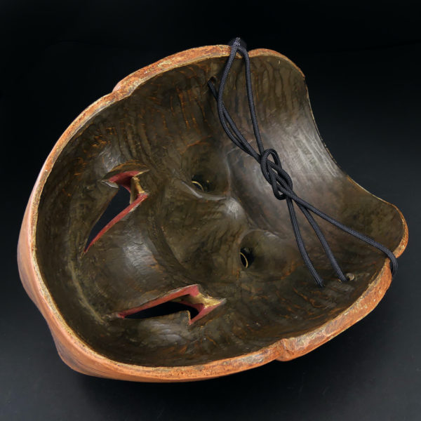 Masque Sarutobide singe-démon du théâtre nô dans Menbako (3/4 dos)