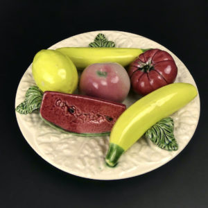 Assiette de fruits en barbotine émaillée Vallauris