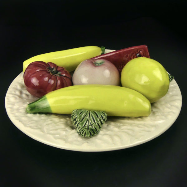 Assiette de fruits en barbotine émaillée Vallauris