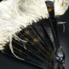Éventail d’effeuilleuse en plumes d’autruche sur monture écaille (détail)