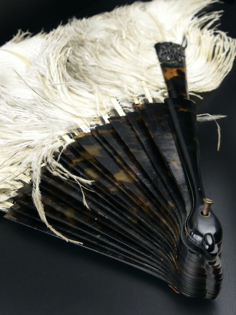Grand éventail Ancien En Plumes D'autruche Rose - Longueur 72 Cm - Décor Mural Ou Accessoire Burlesque