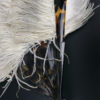 Éventail d’effeuilleuse en plumes d’autruche sur monture écaille (détail)