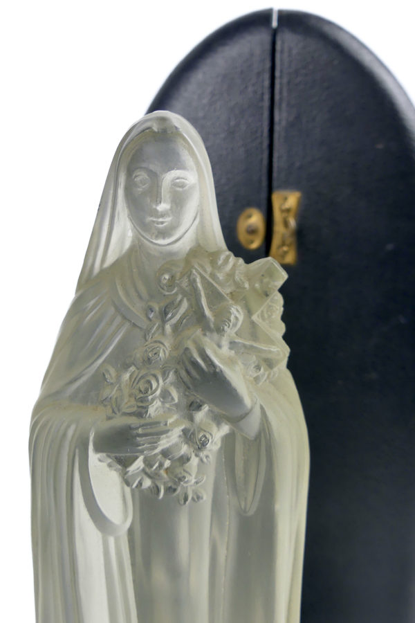Statuette de Sainte Thérèse de Lisieux Art déco en verre dépoli dans niche lumineuse (détail)
