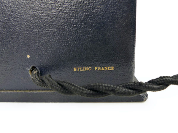 Statuette de Sainte Thérèse de Lisieux Art déco en verre dépoli dans niche lumineuse (détail)