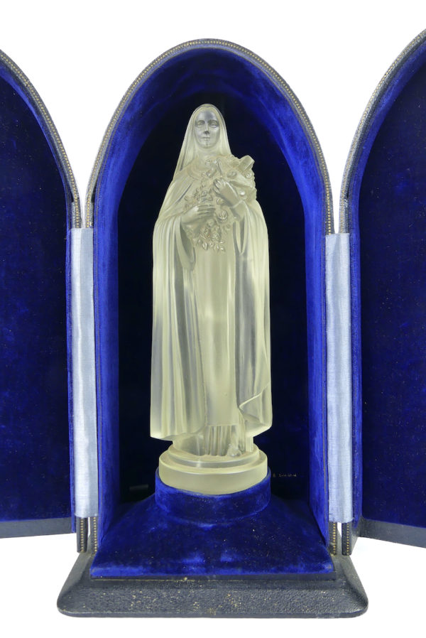 Statuette de Sainte Thérèse de Lisieux Art déco en verre dépoli dans niche lumineuse (détail)