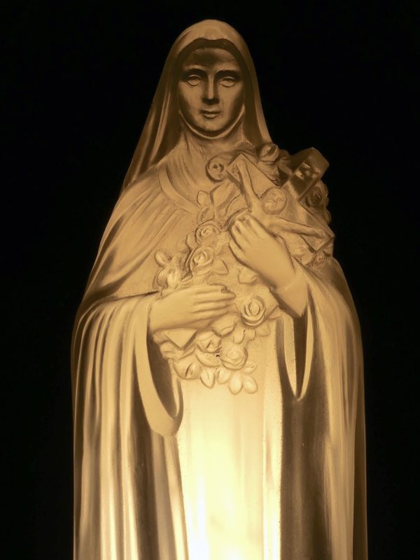 Statuette de Sainte Thérèse de Lisieux Art déco en verre dépoli dans niche lumineuse (allumé)