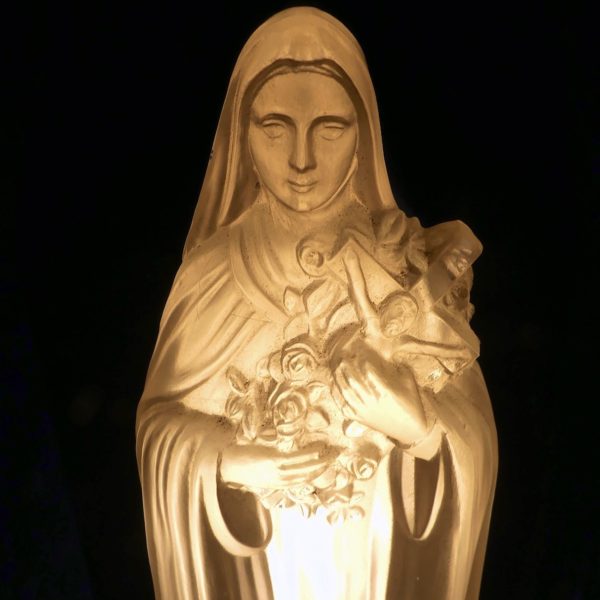 Statuette de Sainte Thérèse de Lisieux Art déco en verre dépoli dans niche lumineuse (allumé)