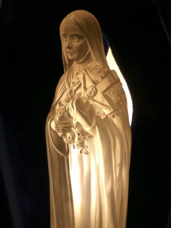 Statuette de Sainte Thérèse de Lisieux Art déco en verre dépoli dans niche lumineuse (allumé 3/4)