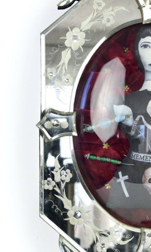 Cadre miroir style vénitien ciselé poupée vaudou verre bombé (détail)