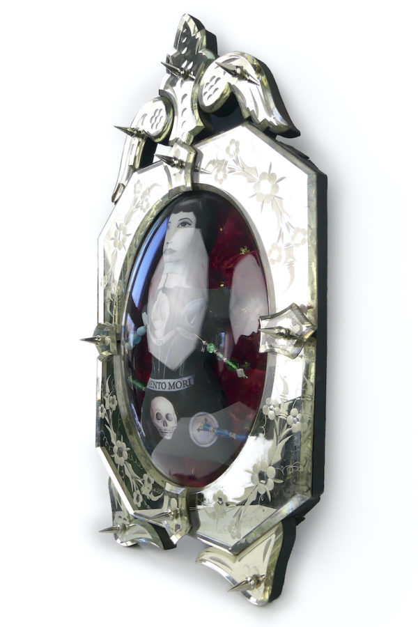 Cadre miroir style vénitien ciselé poupée vaudou verre bombé (3/4)