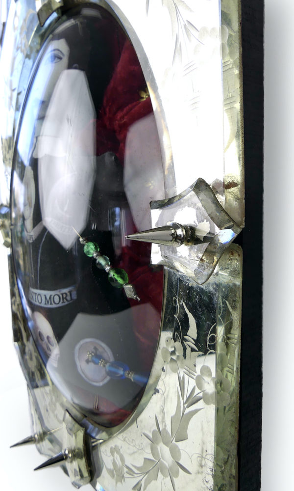 Cadre miroir style vénitien ciselé poupée vaudou verre bombé (détail)
